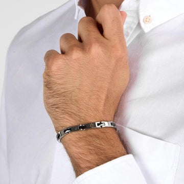 Ανδρικό βραχιόλι Maserati JM424ATZ49 από ανοξείδωτο ατσάλι και κεραμικό, με ασημί-μαύρο χρώμα και χρυσή τρίαινα.-φορεμένο